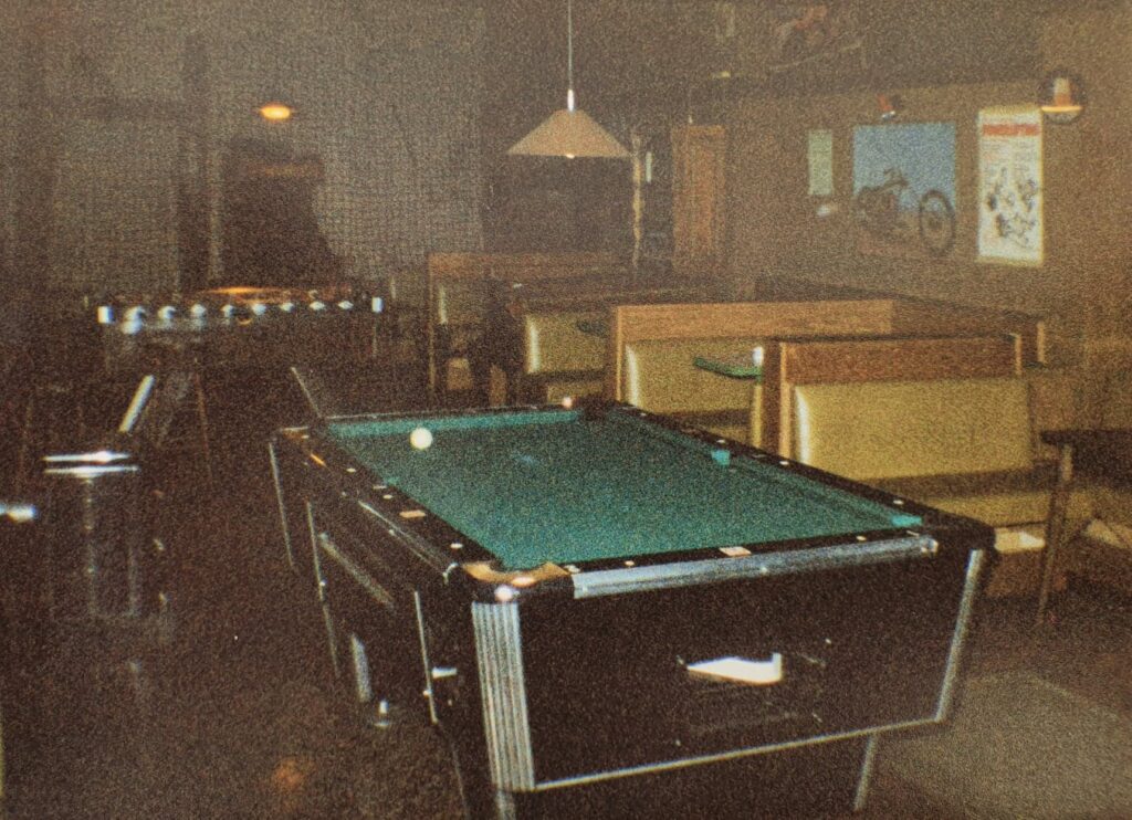 Caféspelen 't Clubke in de vroege jaren met de biljart en de voetbaltafel