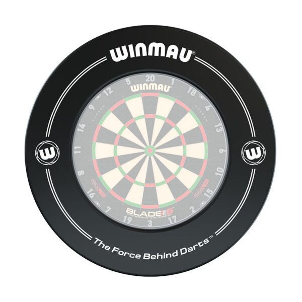 Dartbord surround Winmau black - voorbeeld met dartbord