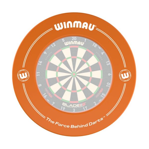 Dartbord surround Winmau orange - voorbeeld met dartbord